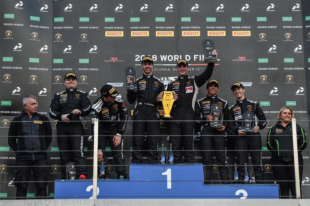 Frederik Schandorff og hans belgiske teammakker Niels Legrange på 1. pladsen, som kuriosum kan det nævnes, at det Formel 1 kører Sebastian Vettels lillebror, Fabian Vettel, der står på 3. pladsen